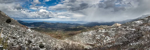 Vista panoramica della neve sul paese montano di Speloncato in Cors — Foto Stock