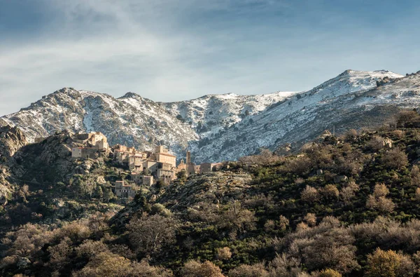 Byn av Speloncato på Korsika med snö täckta bergen — Stockfoto