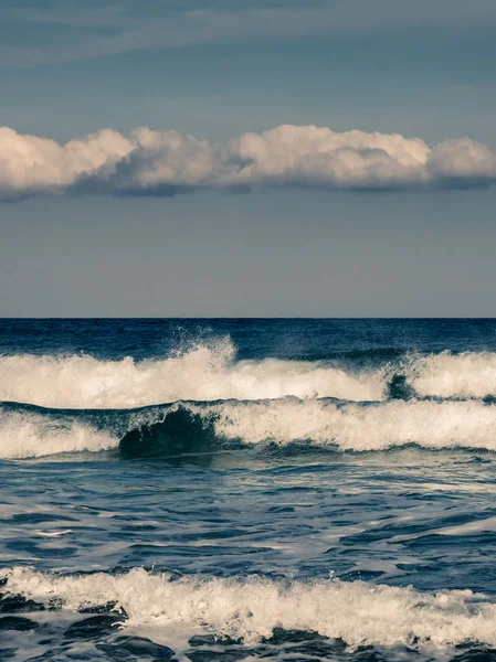 放在科西嘉岛的沙滩上的海浪 — 图库照片