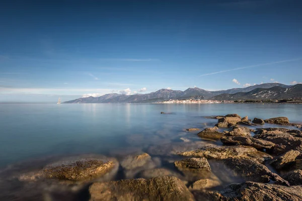 Bekijken via Middellandse Zee in St Florent bay op Corsica — Stockfoto