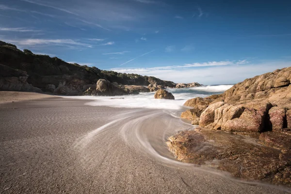 Onde lavarsi su una piccola insenatura sabbiosa vicino a Calvi in Corsica — Foto Stock