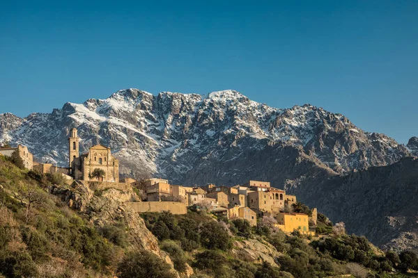 Byn av Montemaggiore och Monte Grosso i Korsika — Stockfoto