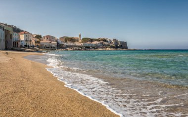 Algajola Corsica'deki / daki Akdeniz ve altın kumsalda