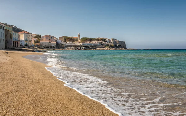 Mediterrán és arany strandtól, a korzikai Algajola — Stock Fotó