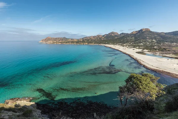 Mediterrâneo azul-turquesa na praia de Ostriconi na Córsega — Fotografia de Stock