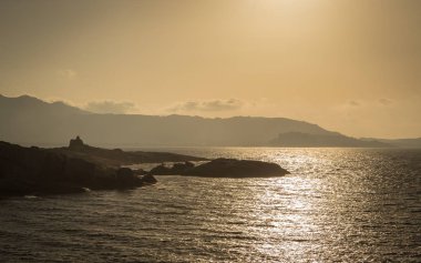 Bir Ceneviz Kulesi ve Calvi Corsica'deki / daki güneş ayarına