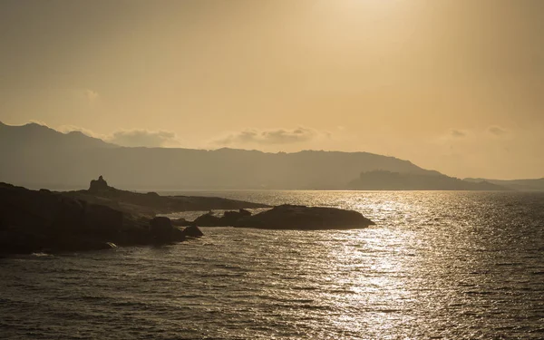 Solnedgången över en Genuesiska tornet och Calvi på Korsika — Stockfoto