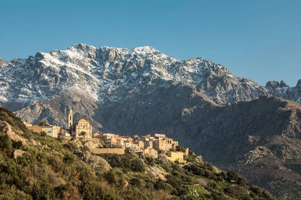 Montemaggiore 村庄和蒙特格罗索在科西嘉岛 — 图库照片