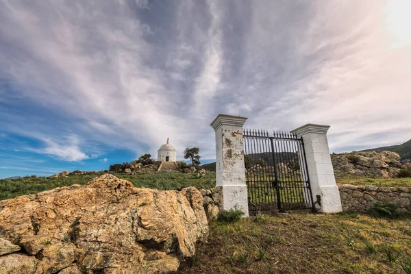 Portões que levam ao mausoléu em Palasca, na região de Balagne, em Corsi — Fotografia de Stock