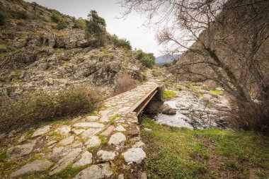 Çelik kiriş ve Corsica tepelerinde taş köprü