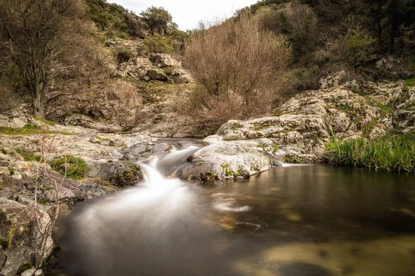 Fluxo de montanha em cascata em uma piscina natural na Córsega — Fotografia de Stock