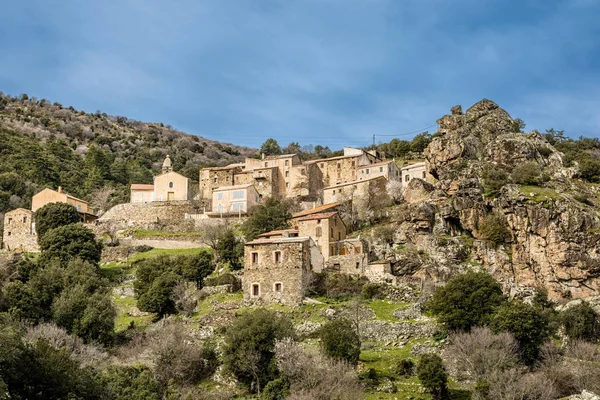 Villaggio di Mausoleo nella regione della Balagna in Corsica — Foto Stock