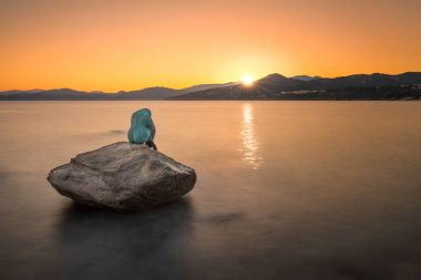 Deniz kızı heykel gündoğumu, Ile Rousse Corsica'deki / daki kayaya