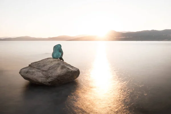 Meerjungfrau-Skulptur auf Felsen in Korsika bei Sonnenaufgang — Stockfoto