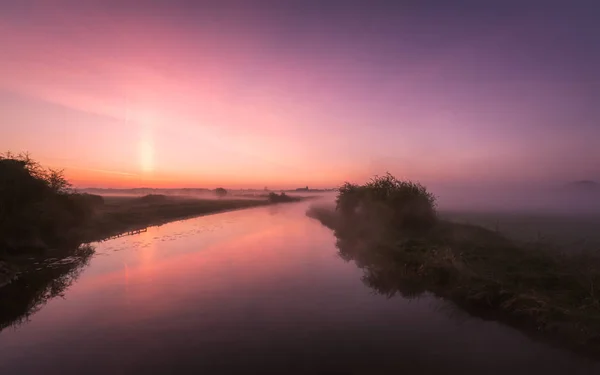 Névoa pendurada sobre o rio Nene em Northamptonshire ao nascer do sol — Fotografia de Stock
