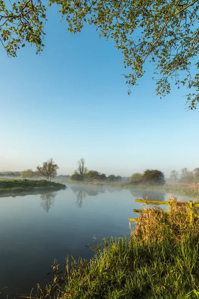 Niebla colgando sobre el río Nene en Northamptonshire al amanecer —  Fotos de Stock