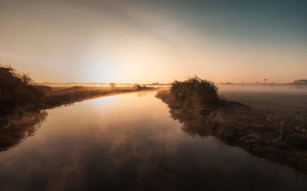 Niebla colgando sobre el río Nene en Northamptonshire al amanecer —  Fotos de Stock