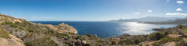 Panoramik Corsica'deki / daki Calvi yakınındaki Revellata deniz feneri
