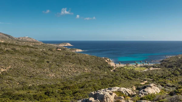 Västra kusten av Korsika mot Revellata fyr nära Calvi — Stockfoto