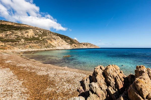 Leuchtturm und Strand bei revellata auf Korsika — Stockfoto