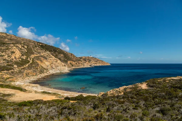 Faro y playa en Revellata en Córcega — Foto de Stock