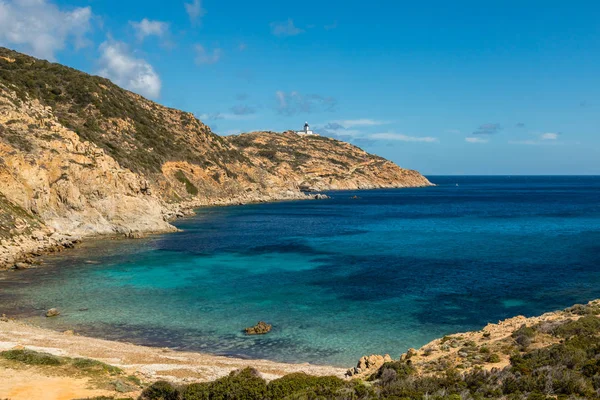 Faro y playa en Revellata en Córcega — Foto de Stock