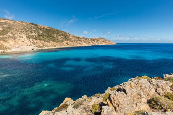 Leuchtturm und türkisfarbenes Meer bei revellata auf Korsika — Stockfoto