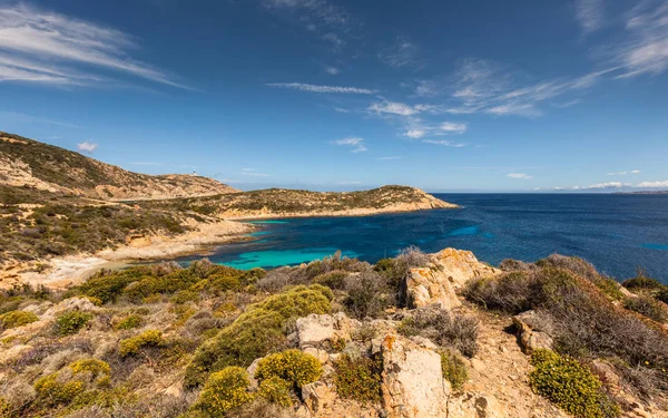 Mer turquoise et littoral rocheux à Revellata en Corse — Photo