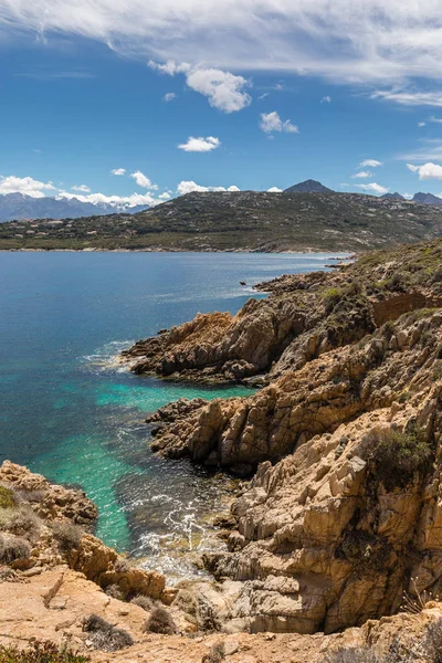 Turkusowe morze i skaliste wybrzeże hotelu Revellata na Korsyce — Zdjęcie stockowe