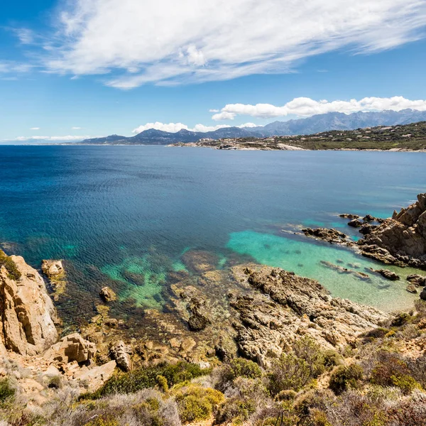 Turkuaz deniz ve Corsica'deki / daki Revellata adlı kayalık sahil şeridi — Stok fotoğraf