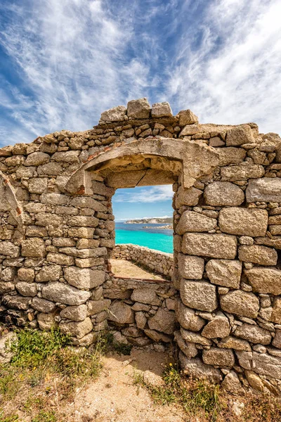 Turquoise sea viewed through window of derelict building in Cors — Stock Photo, Image