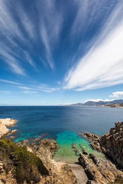 Turkusowe morze i skaliste wybrzeże hotelu Revellata na Korsyce — Zdjęcie stockowe