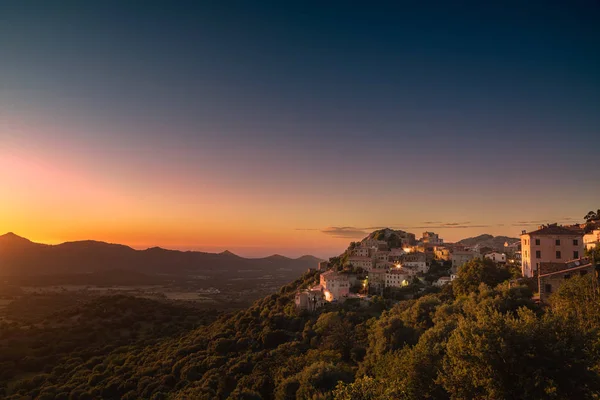 Wieś Belgodère na Korsyce oświetlone przez dramatyczny zachód słońca — Zdjęcie stockowe