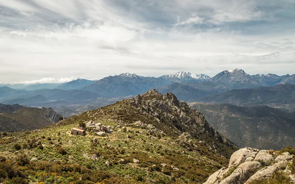 Fristad de Prunincu och snötäckta berg i Korsika — Stockfoto