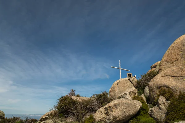 木制的十字架和纪念馆在岩石在科西嘉 — 图库照片