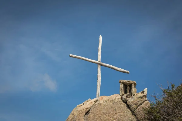 Croix en bois et mémorial sur le rocher en Corse — Photo