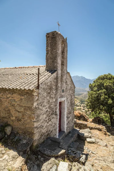 Antigua capilla en el pueblo abandonado de Casenove en Córcega — Foto de Stock