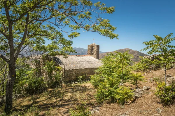 Stará dřevěná kaple v opuštěné vesnici Casenove na Korsice — Stock fotografie