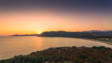 Güneş Lozari bay Corsica Balagne bölgesinde yükselip