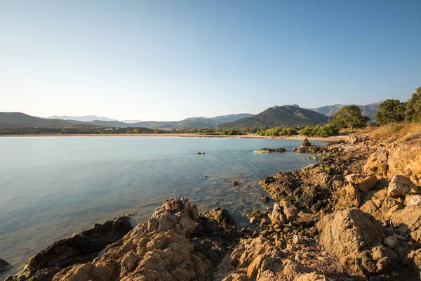 Costa rocosa y playa de Lozari en la región de Balagne de Córcega — Foto de Stock