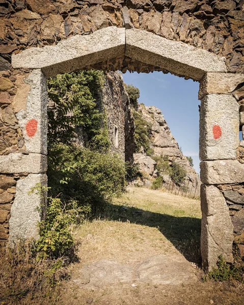 Wejście do "La maison du bandyta" powyżej Feliceto na Korsyce — Zdjęcie stockowe