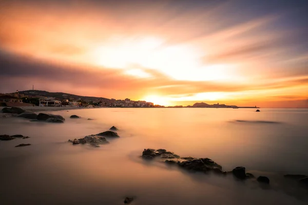 Puesta de sol sobre L 'Ile Rousse en la región de Balagne de Córcega —  Fotos de Stock