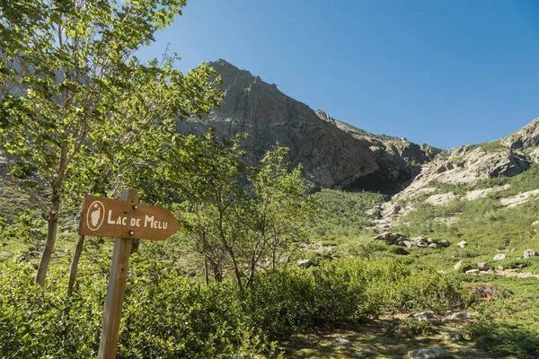 Träskylt för Lac de Melu i bergen ofcorsica — Stockfoto