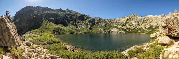 Turistas na Lac de Melo perto Corte na Córsega — Fotografia de Stock