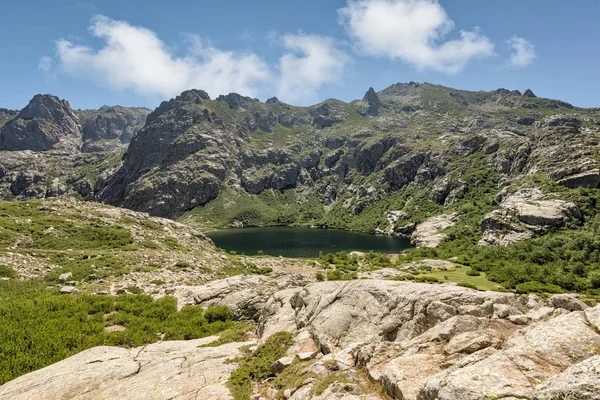 Lac de Melo ovan Restonica dal i Korsika — Stockfoto