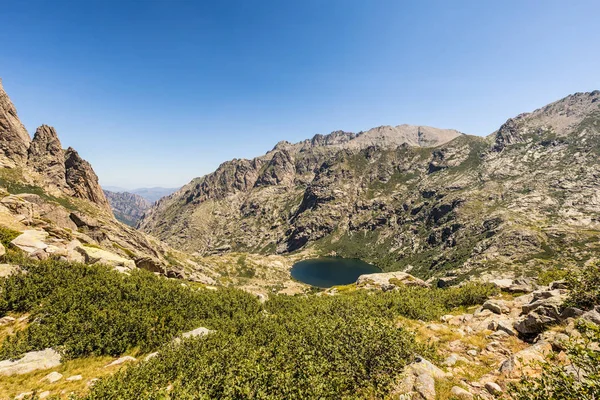 Lac de Melo di atas lembah Restonica di Korsika — Stok Foto