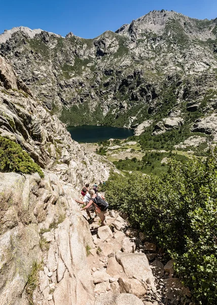 Escursionisti sul sentiero tra Lac de Capitello e Lac de Melo a Cors — Foto Stock