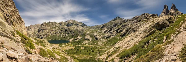 Vista panoramica del Lac de Melo e delle cime montuose della Corsica — Foto Stock
