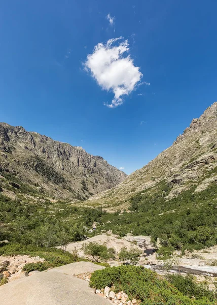 Enda moln ovanför Restonica Valley i Korsika — Stockfoto