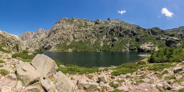 Lac de Melo di atas lembah Restonica di Korsika — Stok Foto